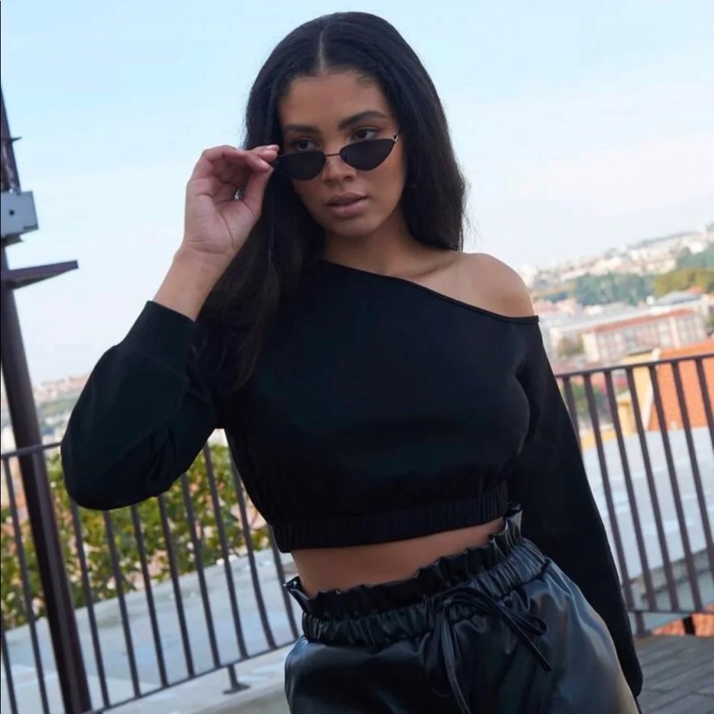 Asymmetrical Black Neck Crop Sweatshirt